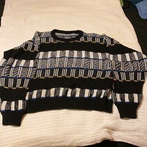 Manufacturer unknown size my guess is medium there are no tags whatsoever